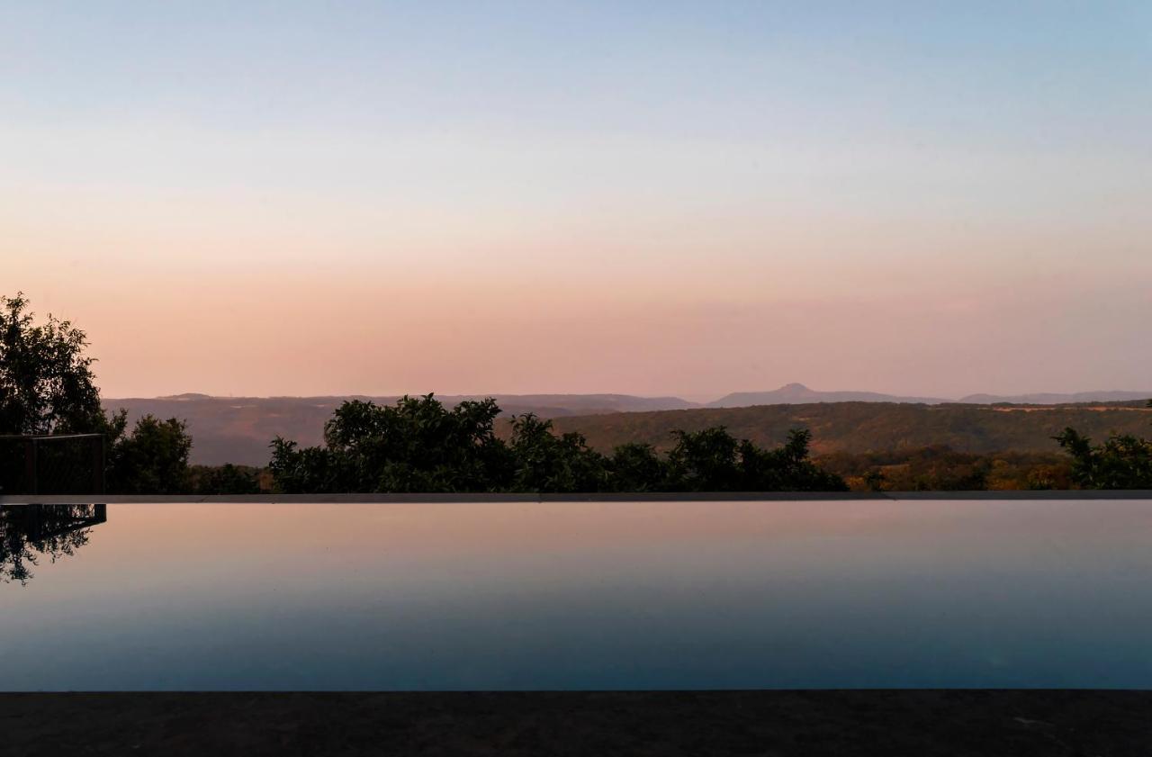 Saffronstays Falcon Hill, Lonavala - Luxury Villa With Infinity Pool Near Lion'S Point Exterior foto
